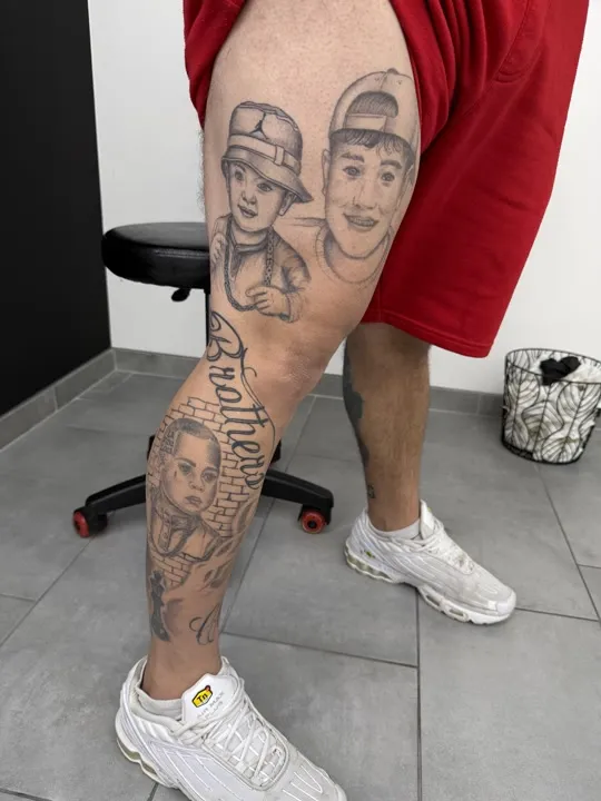Zwei Porträts mit Kappe, Schriftzug Brothers und Kinderporträt, Black and Grey Tattoo am Bein, verheilt