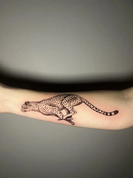 Laufender Gepard, Black and Grey Tattoo auf dem Oberarm