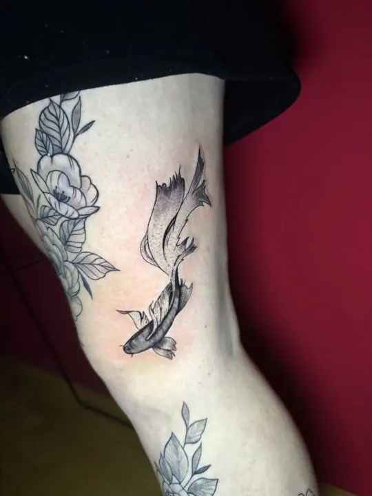 Blüten und Koi, Black and Grey Tattoo auf der Wade