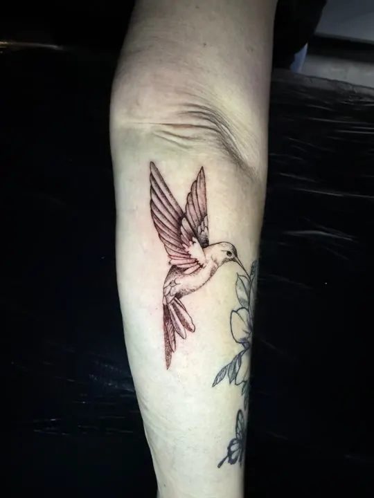 Kolibri an einer Blüte, Black and Grey Tattoo auf dem Unterarm