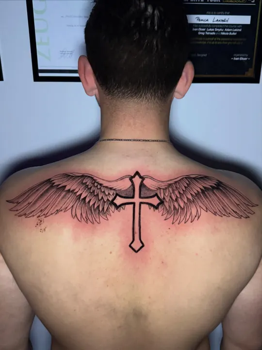 Kreuz mit Flügeln, Black and Grey Tattoo am oberen Rücken
