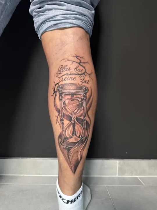 Sanduhr mit Schriftzug, Black and Grey Tattoo auf der Wade