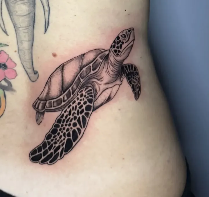 Meeresschildkröte, Black and Grey Tattoo mit Punkten auf der Flanke