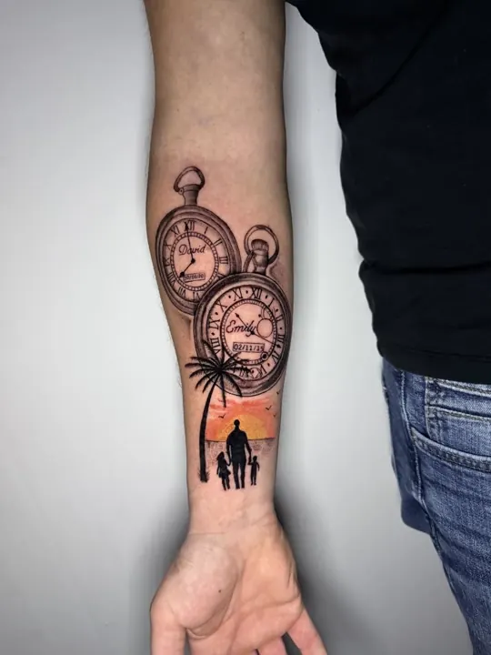 Taschenuhr mit Palmen und Silhouetten, Black and Grey Tattoo auf dem Unterarm