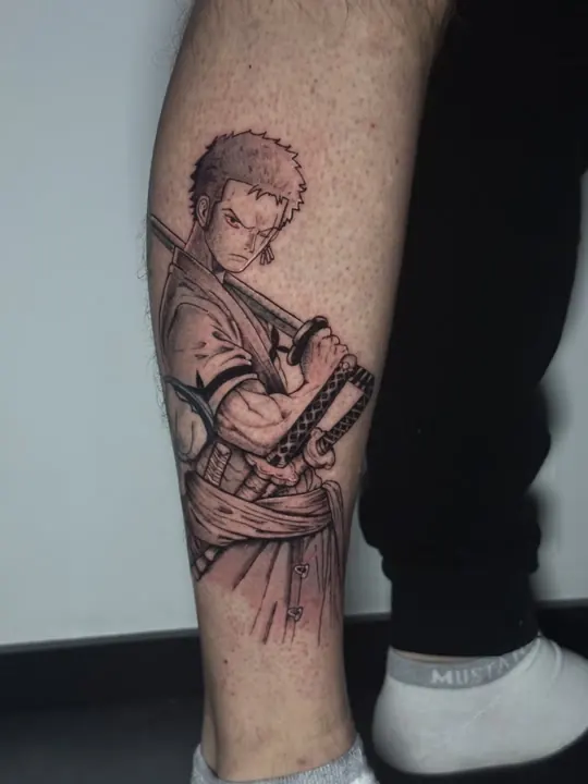 Zoro aus One Piece mit Schwert, Anime Tattoo auf der Wade